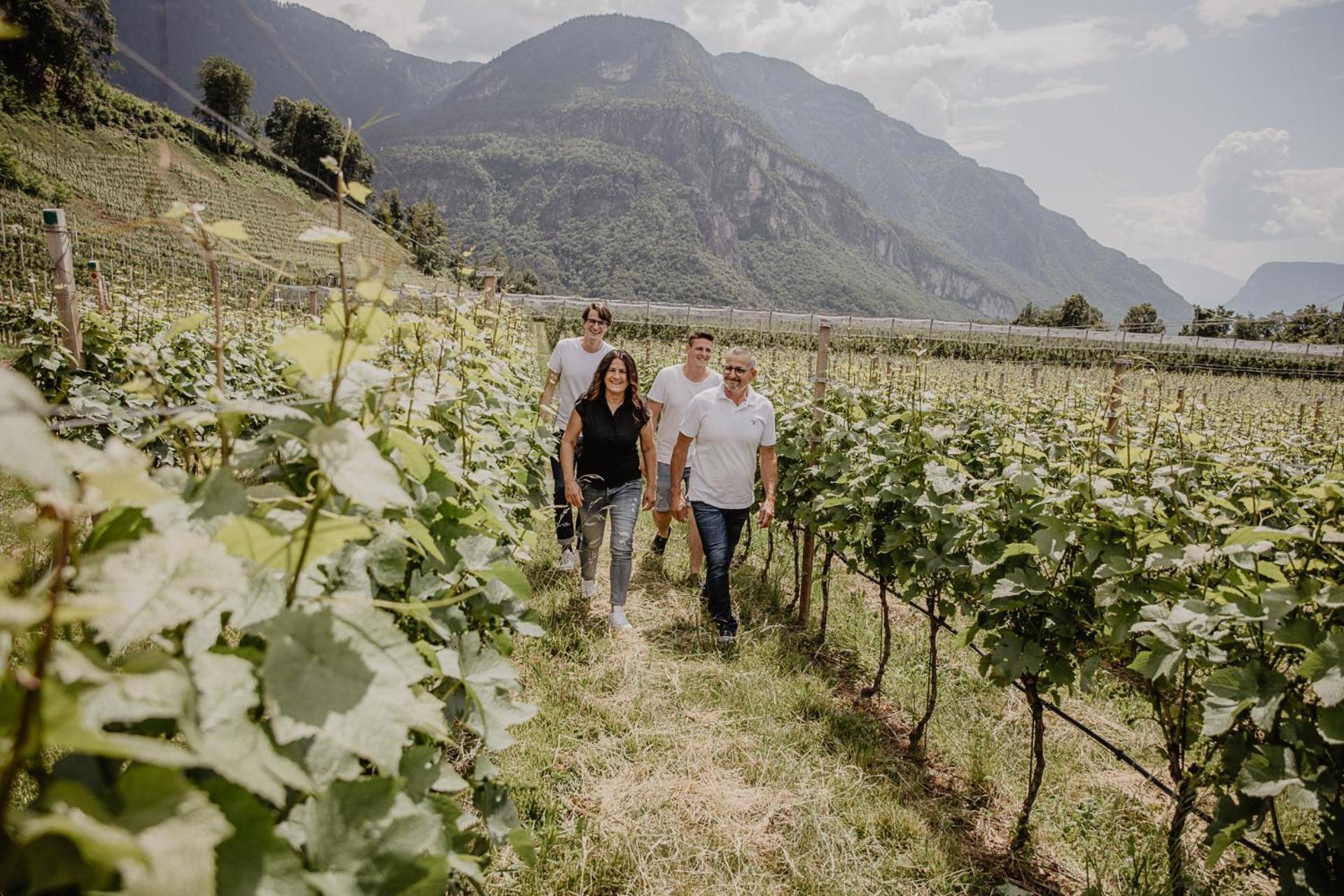 Engadiner Apartments & Wines Montagna Exteriör bild